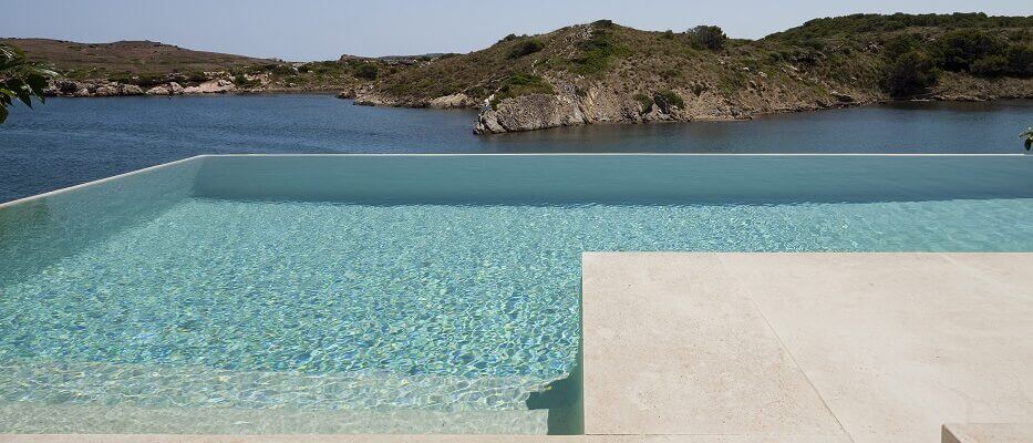 Proyecto-Arquitectura-Menorca-piscina-desbordante